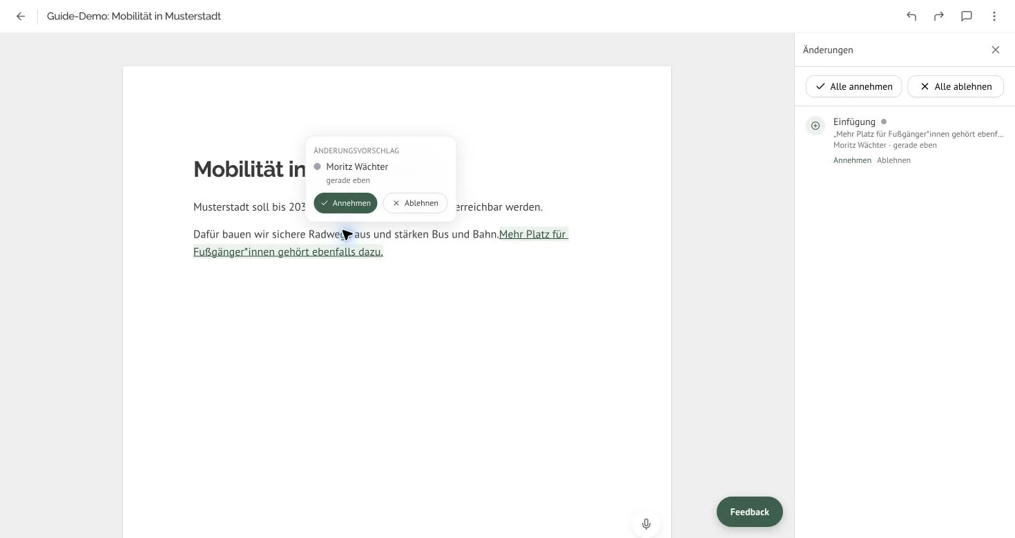 Dokument mit markierter Einfügung, Prüfkarte am Text und Seitenleiste „Änderungen“